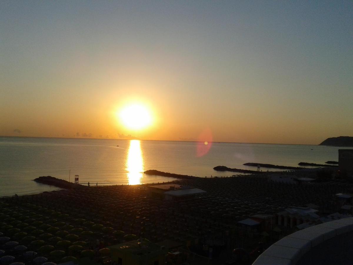 Hotel Villa Rosa Misano Adriatico Exterior foto